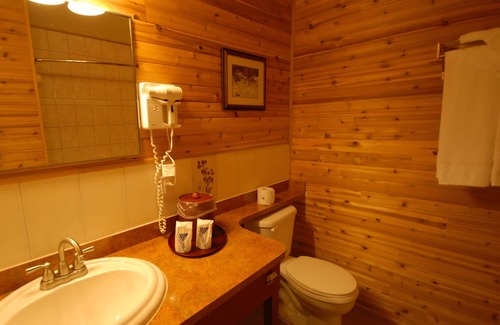 Espanola Hotel | Pinewood Motor Inn