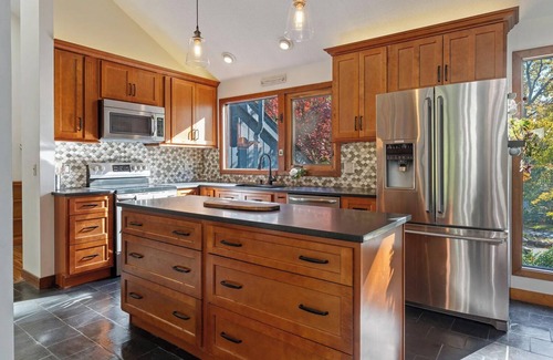 Cape Elizabeth House | Pinewood Perch: Post modern Sleeps 10+ & hot tub