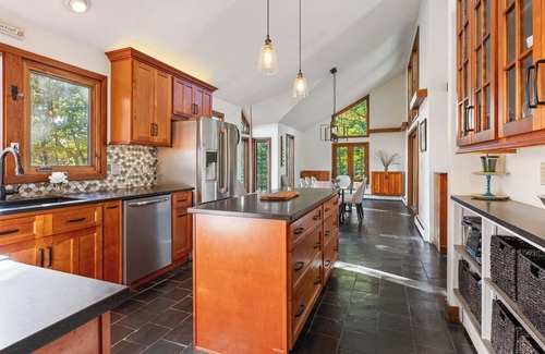 Cape Elizabeth House | Pinewood Perch: Post modern Sleeps 10+ & hot tub