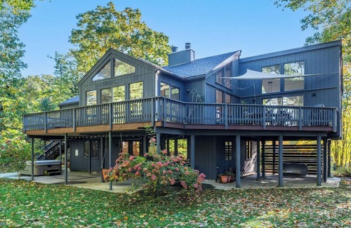 Cape Elizabeth House | Pinewood Perch: Post modern Sleeps 10+ & hot tub
