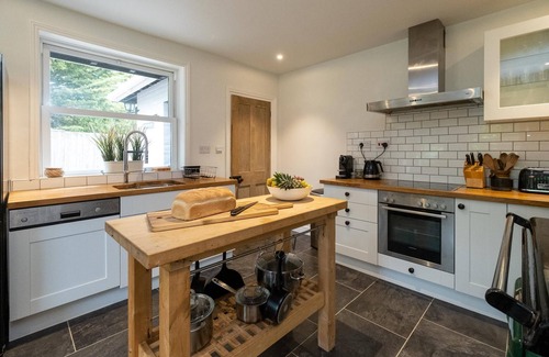 Aldeburgh Cottage | Pinewood - sleeps 8 guests in 4 bedrooms