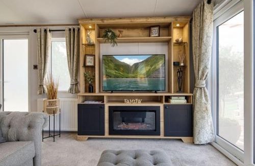 Wells-next-the-Sea Cabin | Pinewoods e-Lakeside Luxe - dog friendly