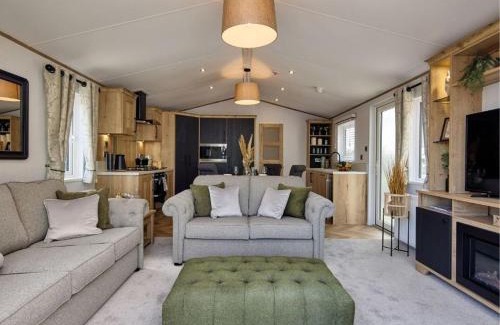 Wells-next-the-Sea Cabin | Pinewoods e-Lakeside Luxe - dog friendly