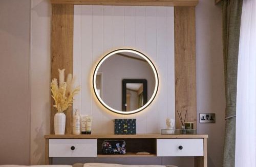 Wells-next-the-Sea Cabin | Pinewoods e-Lakeside Luxe - dog friendly