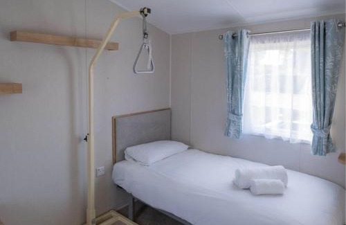 Wells-next-the-Sea Cabin | Pinewoods Easy Access sleeps 6 – dog friendly