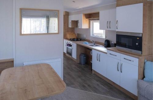 Wells-next-the-Sea Cabin | Pinewoods Easy Access sleeps 6 – dog friendly