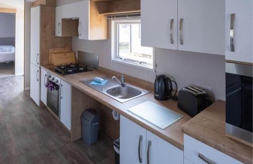 Wells-next-the-Sea Cabin | Pinewoods Easy Access sleeps 6 – dog friendly