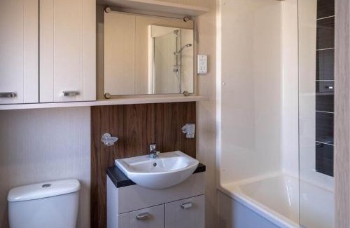 Wells-next-the-Sea Cabin | Pinewoods Lakeside Luxe no.1 - dog friendly