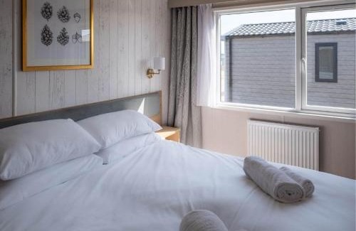 Wells-next-the-Sea Cabin | Pinewoods Lakeside Luxe no.1 - dog friendly