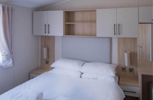 Wells-next-the-Sea Cabin | Pinewoods Park Style no.2 - sleeps 8 – no dogs