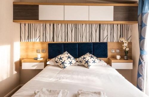 Wells-next-the-Sea Cabin | Pinewoods Saltmarsh Lodge no.3 sleeps 7 – no dogs