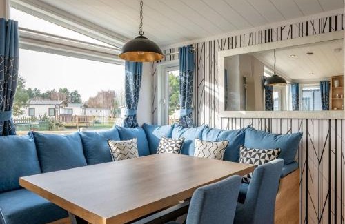 Wells-next-the-Sea Cabin | Pinewoods Saltmarsh Lodge sleeps 7 – no.1