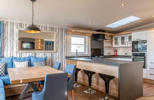 Wells-next-the-Sea Cabin | Pinewoods Saltmarsh Lodge sleeps 7 – no.1
