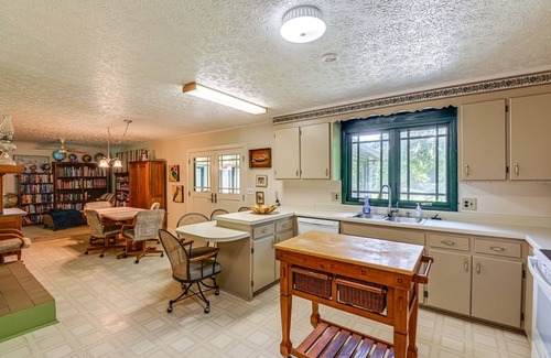 Nunnelly House | Piney River Escape Hot Tub and Outdoor Kitchen