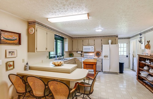 Nunnelly House | Piney River Escape Hot Tub and Outdoor Kitchen