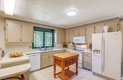 Nunnelly House | Piney River Escape Hot Tub and Outdoor Kitchen