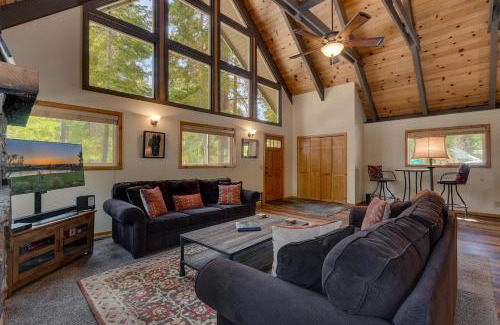 Ridgewood House | Piney wood - Quiet 2 BR Loft w Private Hot Tub