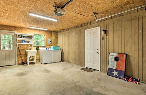 Cape Royale House | Piney Woods Cottage, Steps from Livingston Lake!