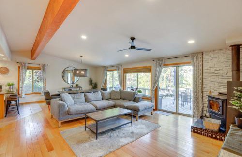 Deschutes River Woods House | Ping-Pong and Private Hot Tub Family Cabin in Bend!