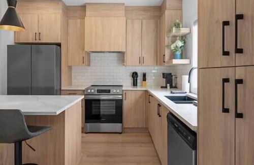 Southwest Calgary House | Ping Pong | King Bed | 3BR | Garage| AC | Backyard