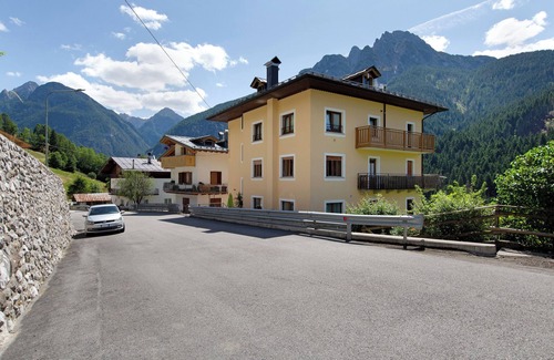 San Pietro di Cadore Apartment | 'Pini' Room with Mountain View and Balcony