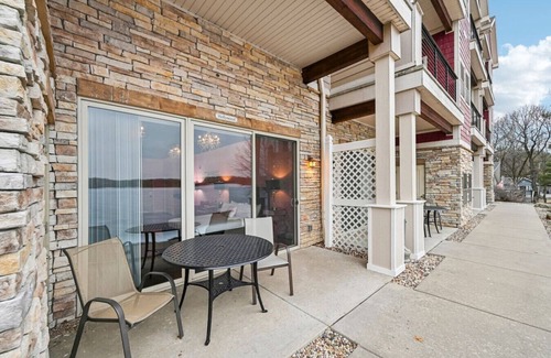 Lake Delton Condo | Pink Beachfront Condo at Delton Grand