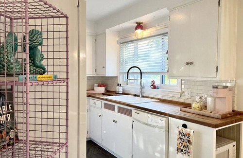 Clintonville House | Pink Chalet Downtown - Boho Themed 2Bed Home, Fire Pit & Garden, Free parking