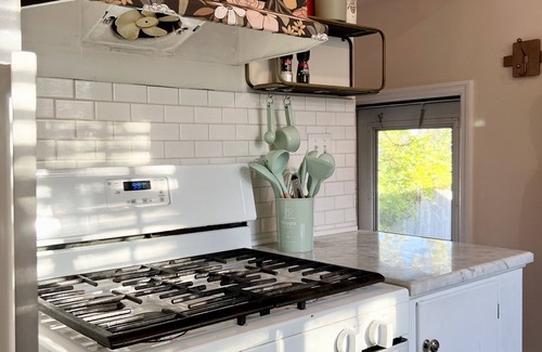 Clintonville House | Pink Chalet Downtown - Boho Themed 2Bed Home, Fire Pit & Garden, Free parking