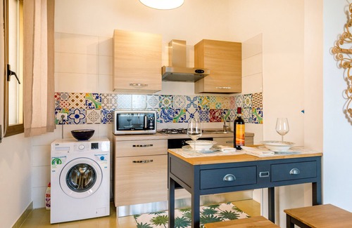 Torre Lapillo Villa | Pink Cottage. Finely furnished studio apartment with garden, patio and pool.