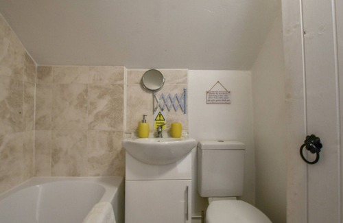 Diss Cottage | PINK COTTAGE, STRADBROKE, pet friendly, with open fire in Stradbroke