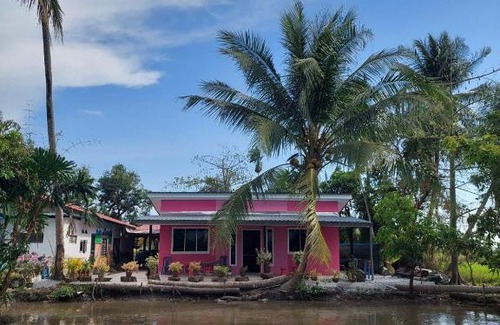 Kampung Sungai Berembang House | Pink Homestay D'Perlis