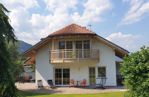 Ora House | PINK LADY family-friendly vacation home, 10 minutes from Lake Kaltern