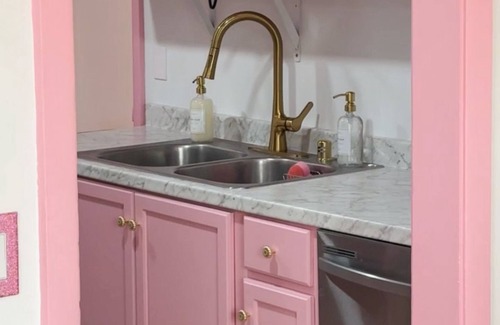 Dickerson Road House | Pink Nashville Cottage Girls' Trip, 12 Min to DT