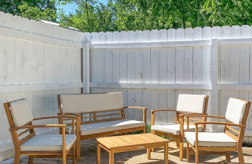 Dickerson Road House | Pink Nashville Cottage Girls' Trip, 12 Min to DT