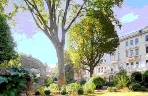 Earl's Court Apartment | PINK PALACE STUDIO in Central London- a studio but a LARGE MODERN Studio