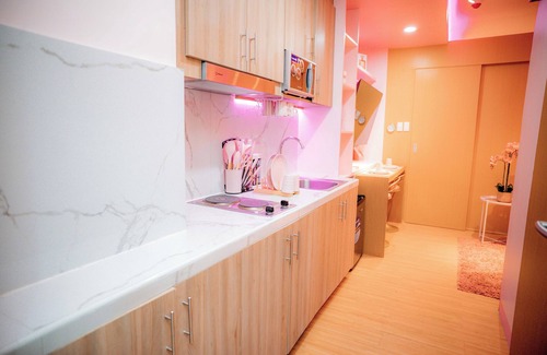 Tambo Condo | "Pinkie Suite" a Cozy 1-bedroom condo with AC, WiFi in welcoming Pasay
