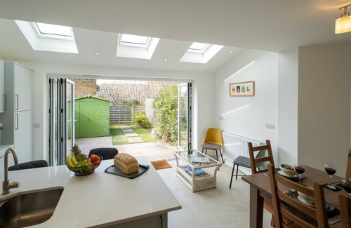 Aldeburgh Cottage | Pinky Cottage - sleeps 6 guests in 3 bedrooms