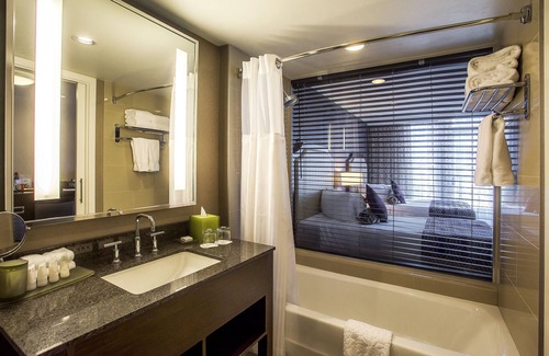 Lower Lonsdale Hotel | Pinnacle Hotel at the Pier
