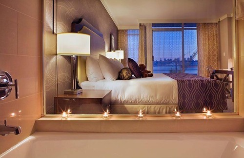 Lower Lonsdale Hotel | Pinnacle Hotel at the Pier