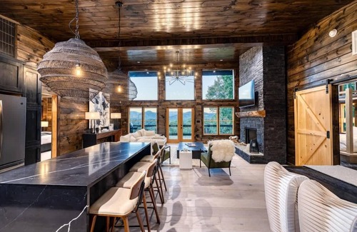Epworth House | Pinnacle Place - The Height of Mountain Living