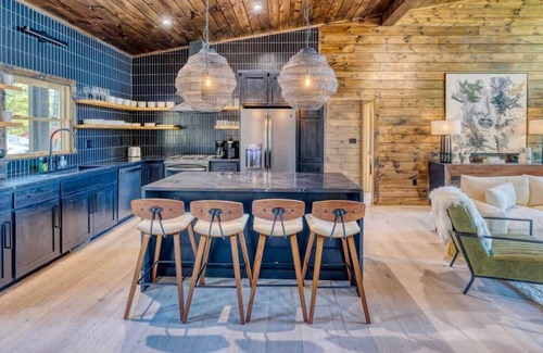 Epworth House | Pinnacle Place - The Height of Mountain Living
