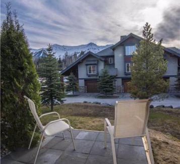 East Kootenay Ski Chalet | Pinnacle Ridge Chalets by Fernie Lodging Co