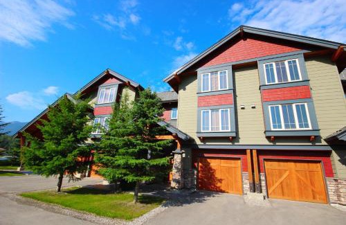 East Kootenay Ski Chalet | Pinnacle Ridge Chalets by Fernie Lodging Co