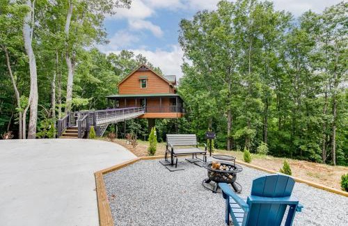 Cleveland House | Pinnacle Suite Treehouse Near Helen, Georgia