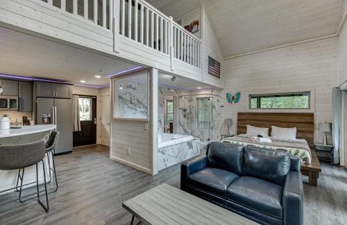 Cleveland House | Pinnacle Suite Treehouse Near Helen, Georgia