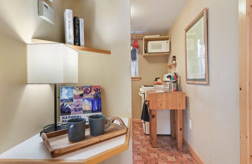 Tahoe City Cabin | Pioneer Bungalow - Walk to Tahoe City