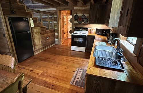 Fort Payne Cabin | Pioneer Log Cabin restored on 300 acres adjoining Little River Canyon