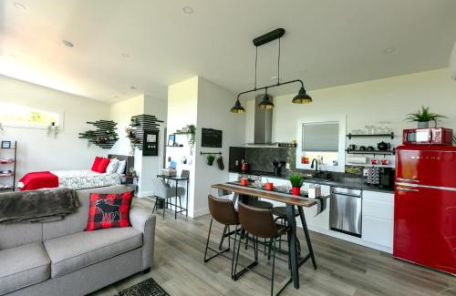 West Bay House | Piper's Creek Cottages
