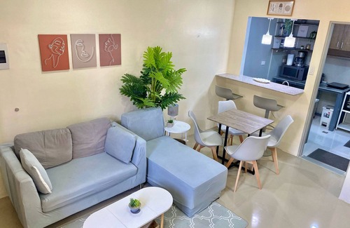 Dumaguete House | Piper's Pad-Cozy 2-bedroom - Near the Airport - Air-Conditioned. WIFI - Kitchen.