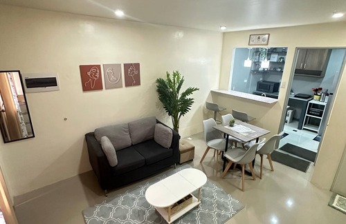 Dumaguete House | Piper's Pad-Cozy 2-bedroom - Near the Airport - Air-Conditioned. WIFI - Kitchen.